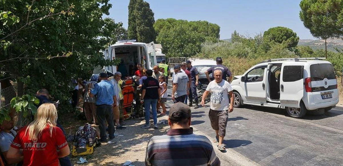 İzmir&#039;de korkunç kaza! 2 araç kafa kafaya çarpıştı: 1 ölü, 8 yaralı