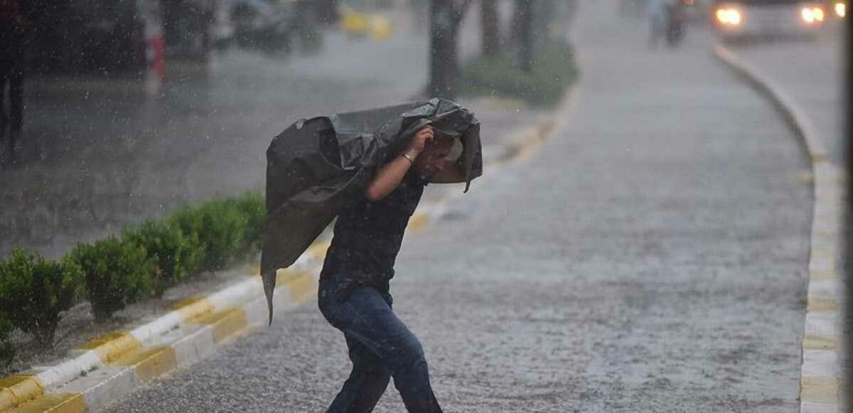 Yaz aylarında şemsiyeli günler başladı! Sağanak 5 gün sürecek: Meteoroloji&#039;den 6 ile sarı kodlu uyarı