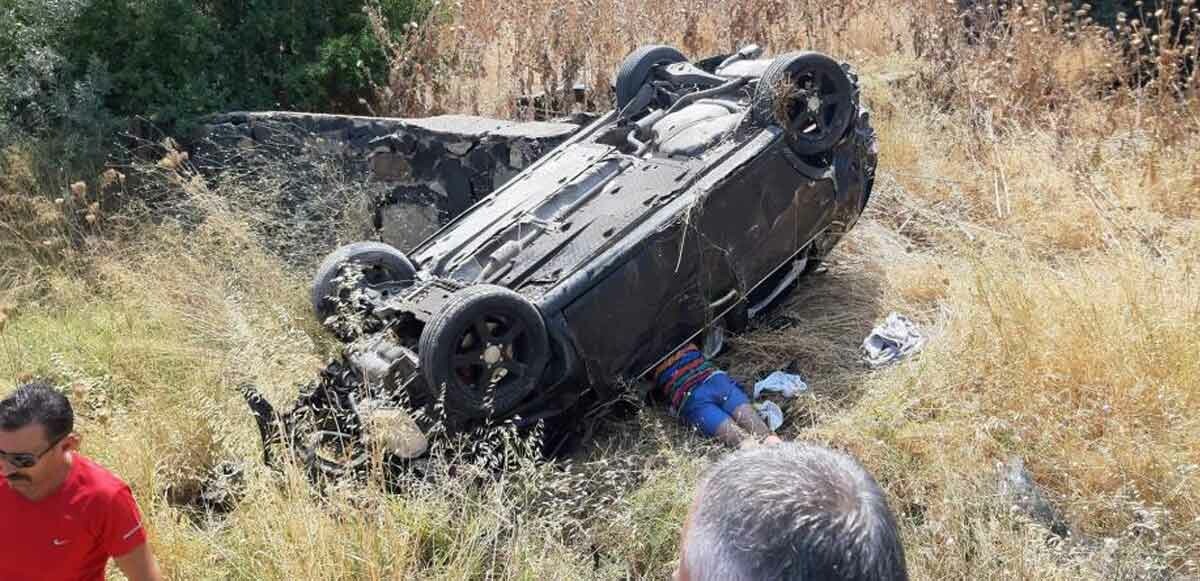 İzmir&#039;de feci kaza: Takla atan araçtaki gençler ölümden döndü