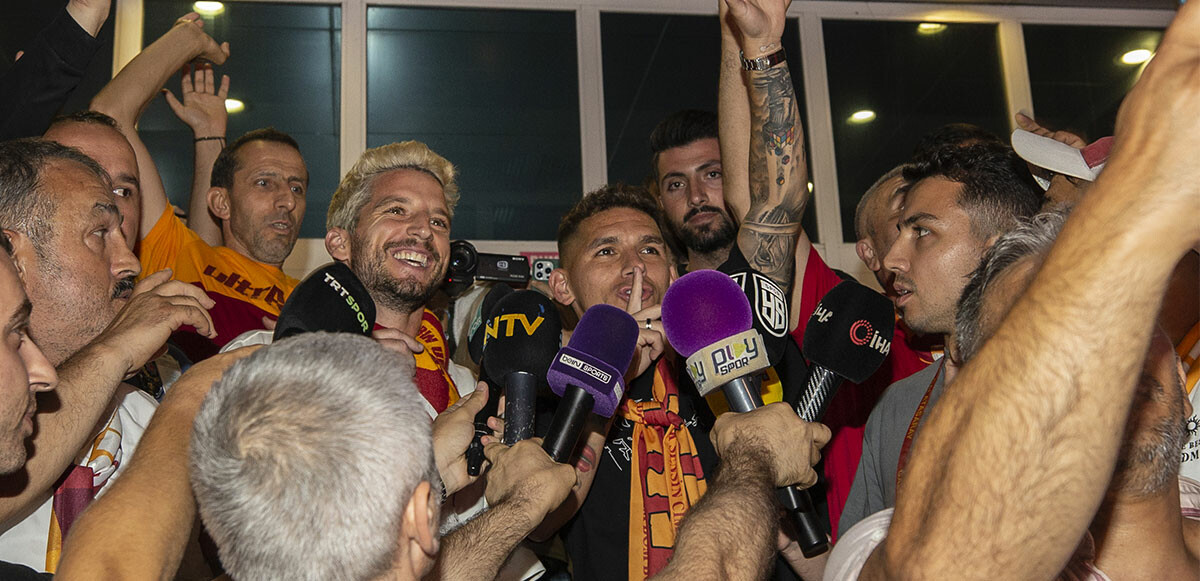 Galatasaray'ın yeni transferleri Torreira ve Mertens'e havalimanında taraftarlardan coşkulu karşılama