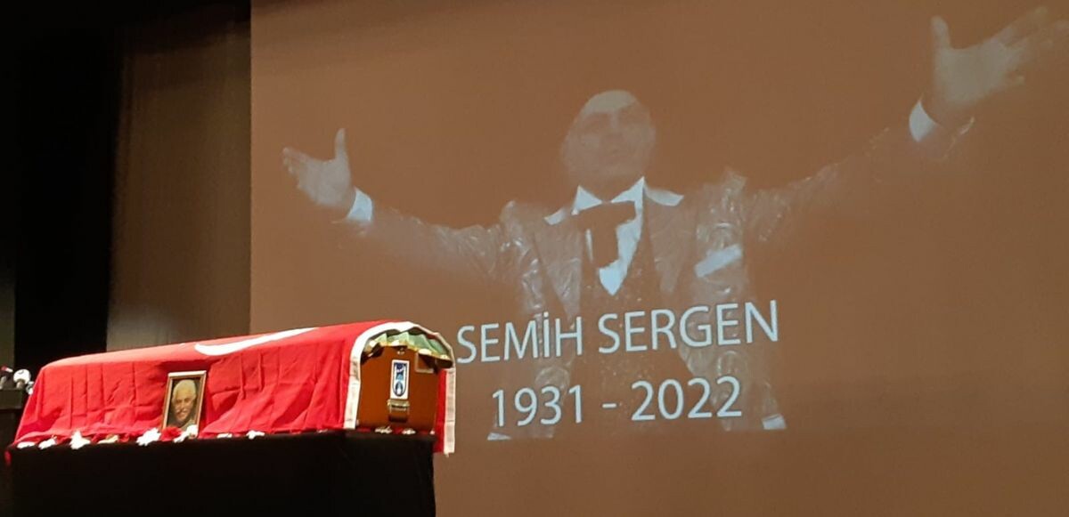 Tiyatro oyuncusu Semih Sergen son yolculuğuna uğurlandı! Sergen’e son sahnesinde veda töreni düzenlendi