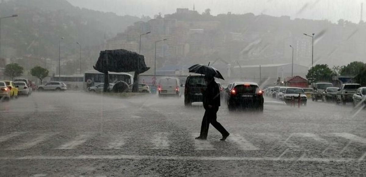 İstanbul&#039;a peş peşe sağanak alarmı! AKOM, Valilik, AFAD ve Meteoroloji uzmanından uyarı