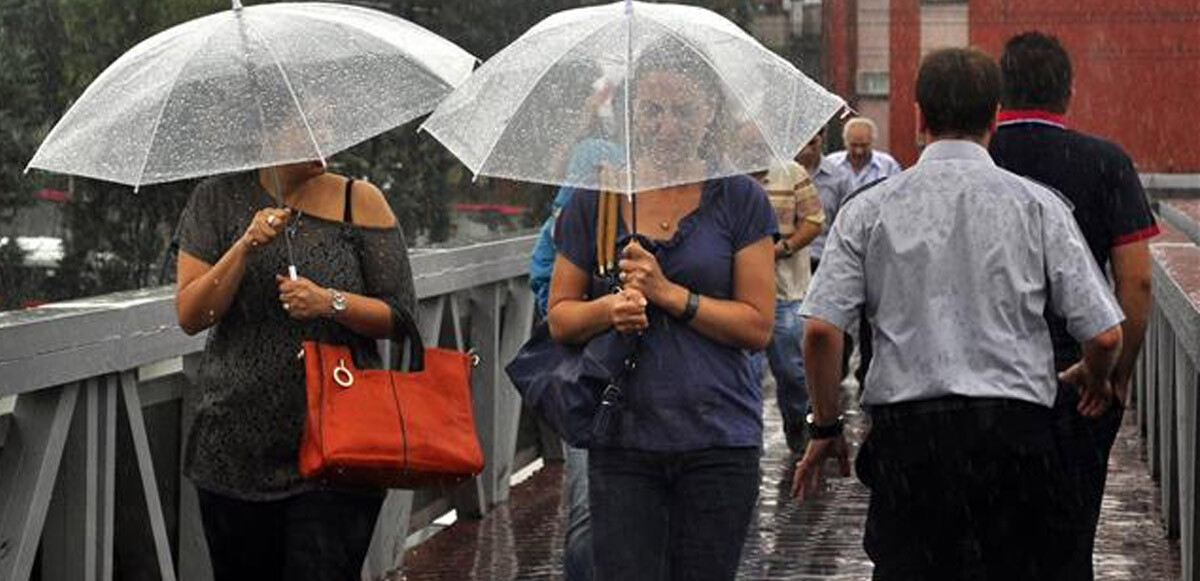 İstanbul&#039;da sağanak alarmı! Valilik ve AKOM peş peşe uyardı: Su baskınlarına dikkat