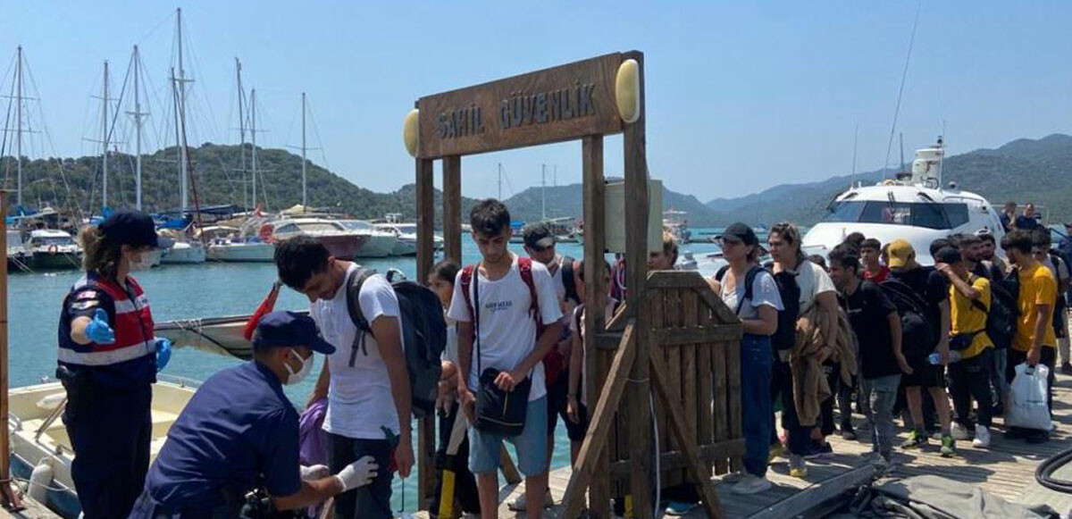 Marmaris&#039;in ardından şimdi de Kekova Adası! Kaçak göçmenleri Avrupa diyerek kandırıp bıraktılar