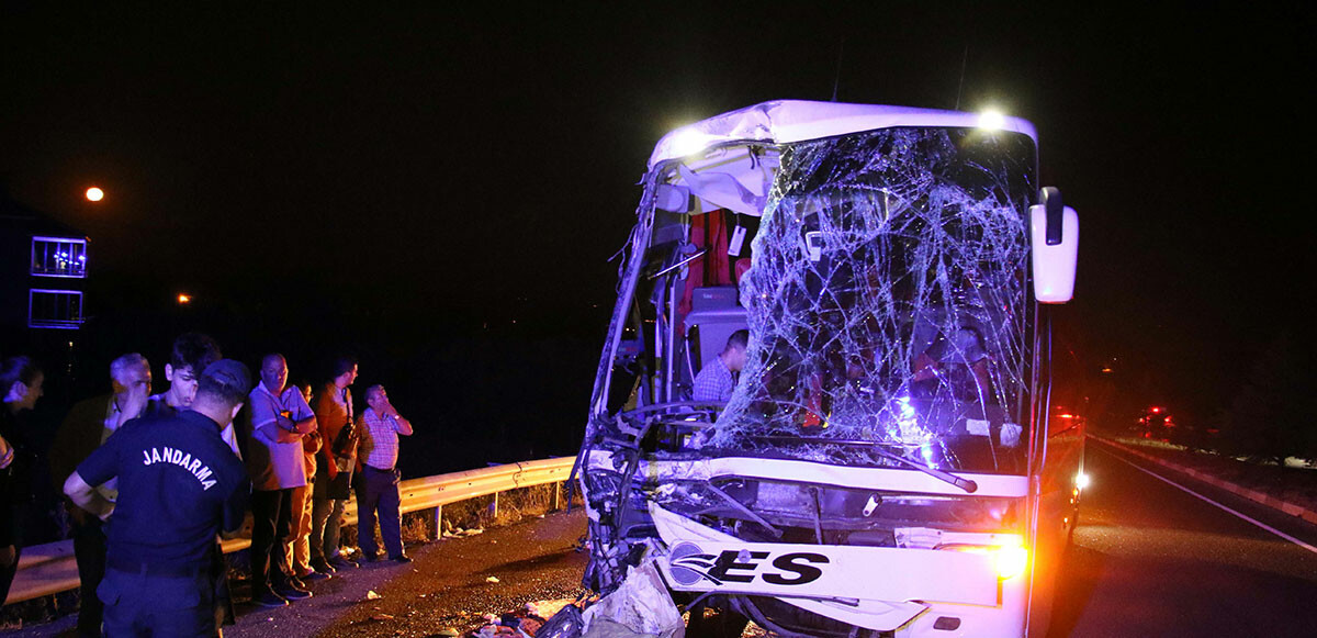 Yolcu otobüsü tıra çarptı: Ölü ve yaralılar var