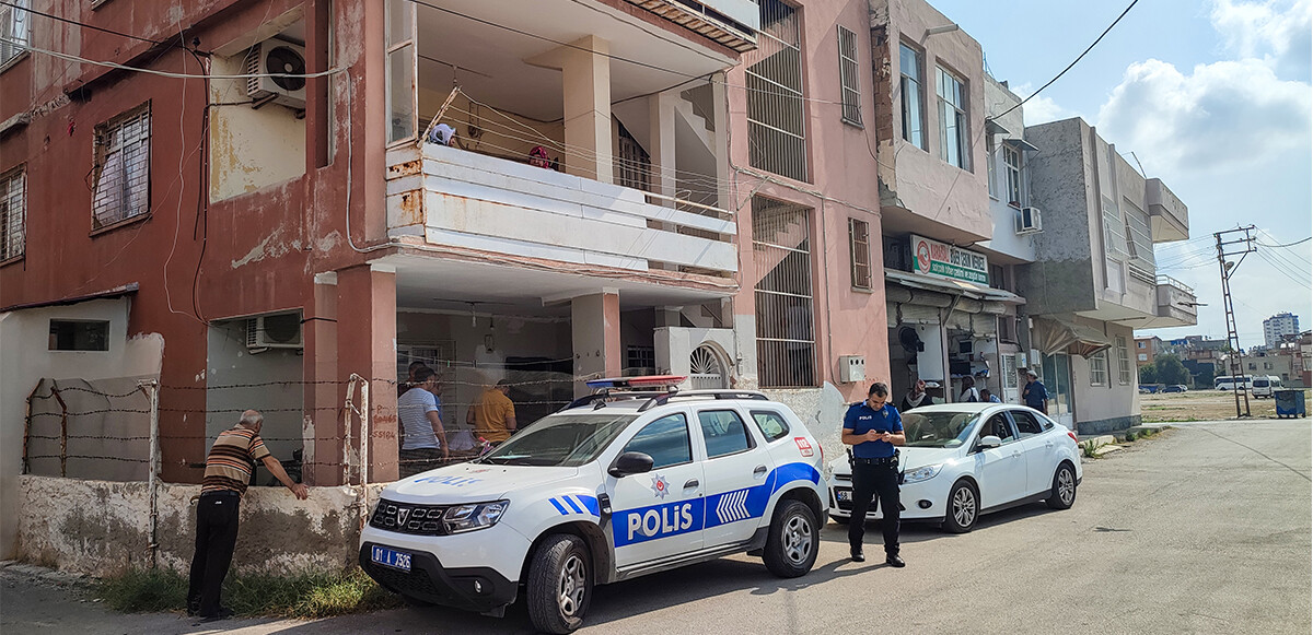 Adana&#039;da kan donduran olay: Annesi ölü, oğlunun bilekleri kesik halde buldular!