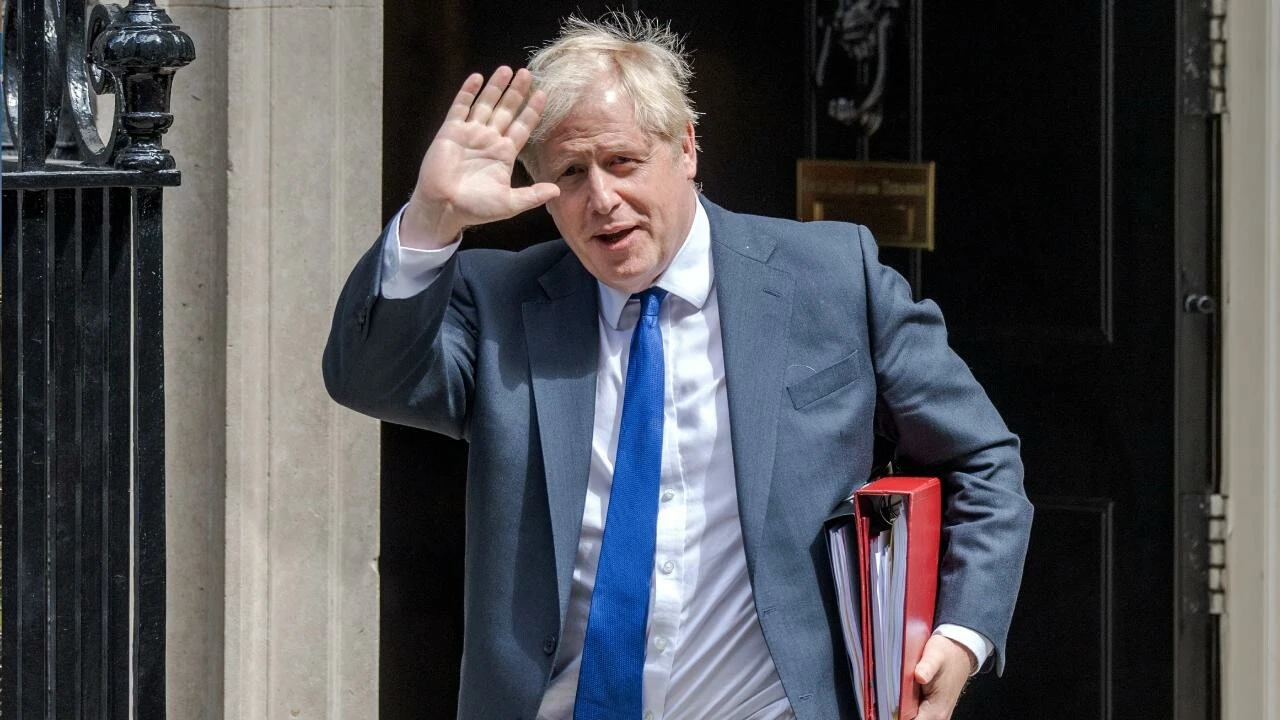 İngiltere başbakanlığından istifa eden Boris Johnson servet kazandığı eski işine dönebilir!