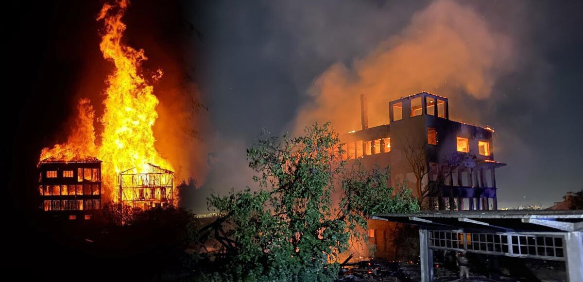 Bursa&#039;da tarihi ipekçilik fabrikası alevlere teslim oldu