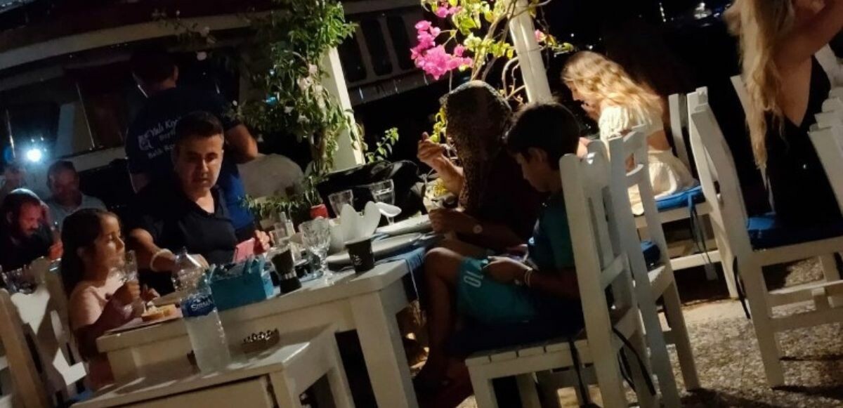 Emrah’ın çocuklarıyla ilk görüntüsü Bodrum’da yemek yerken geldi! Mutlu aile tablosu çizdiler