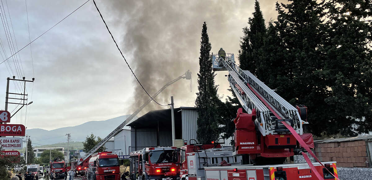 Son dakika: İzmir&#039;de fabrika yangını: Çok sayıda ekip müdahale ediyor