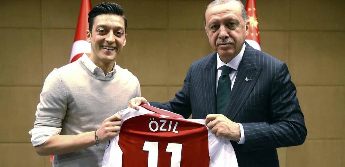 Cumhurbaşkanı Erdoğan, Mesut Özil&#039;e imzalı saat hediye etti
