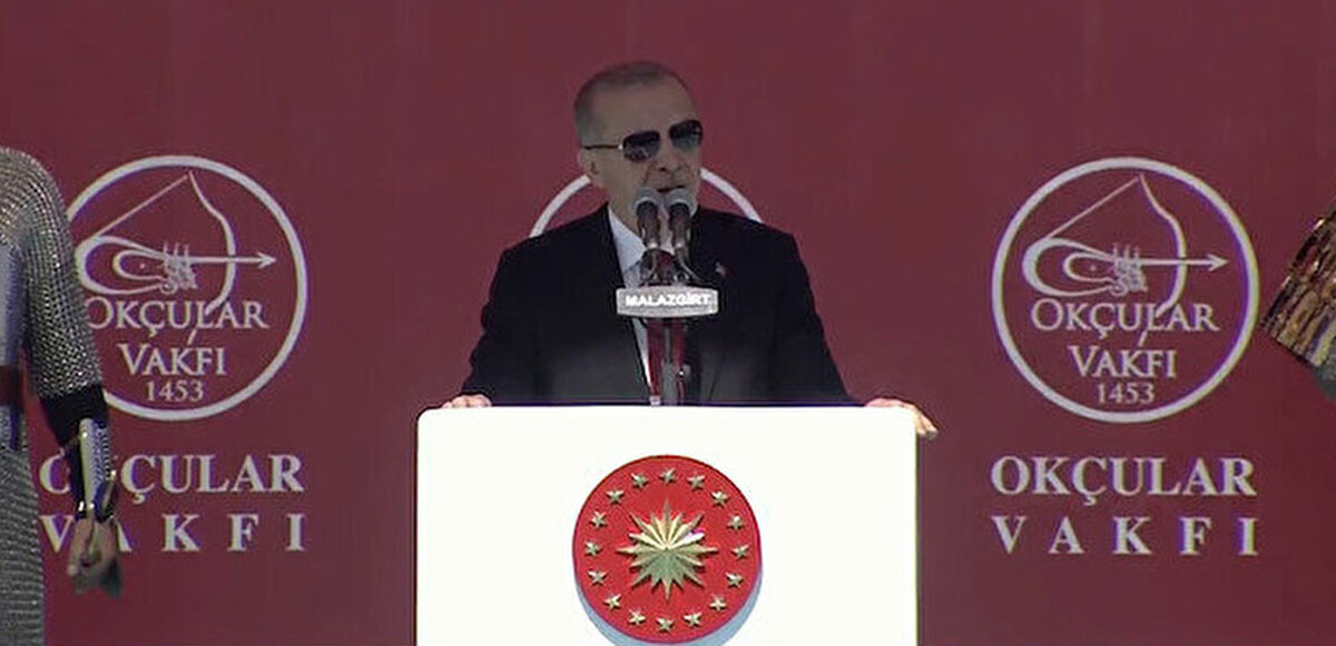 Son dakika! Cumhurbaşkanı Erdoğan Türkiye&#039;yi hedef alanlara Malazgirt&#039;ten net mesaj: Devleti yıkmaya çalışanın gözünün yaşına bakmayız