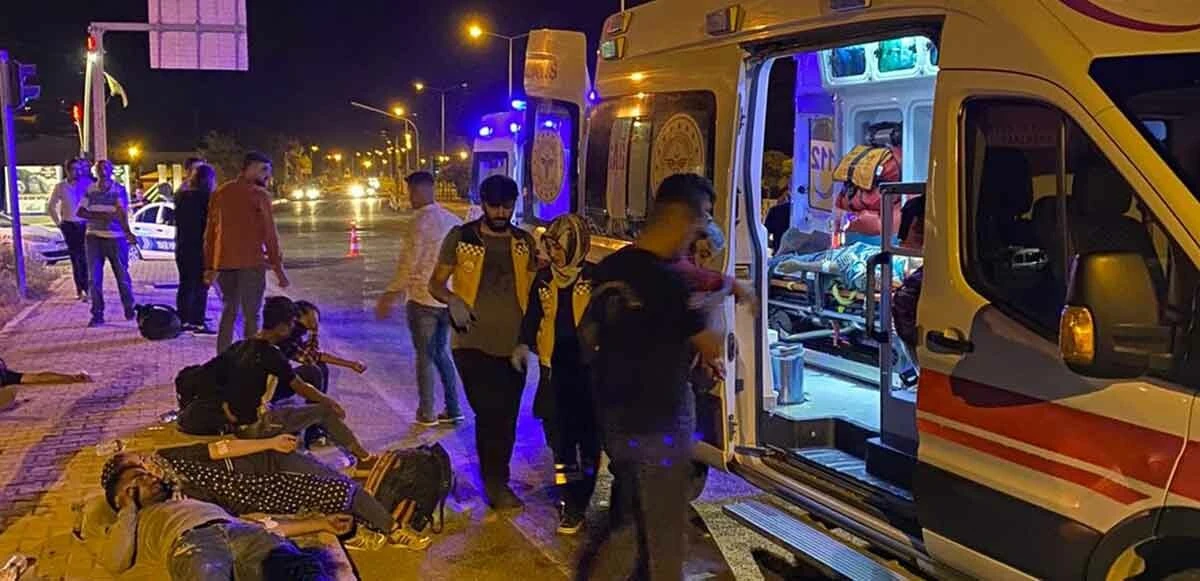 Feci kaza! Minibüs kamyonete çarptı: 1 ölü, 13 yaralı