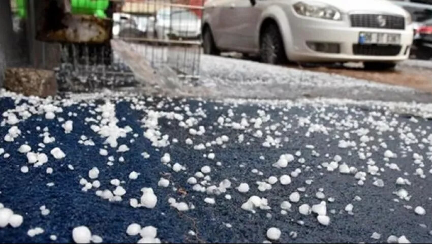 Son dakika! İstanbul&#039;da dolu baskını! Esenyurt&#039;ta hayatı felç etti