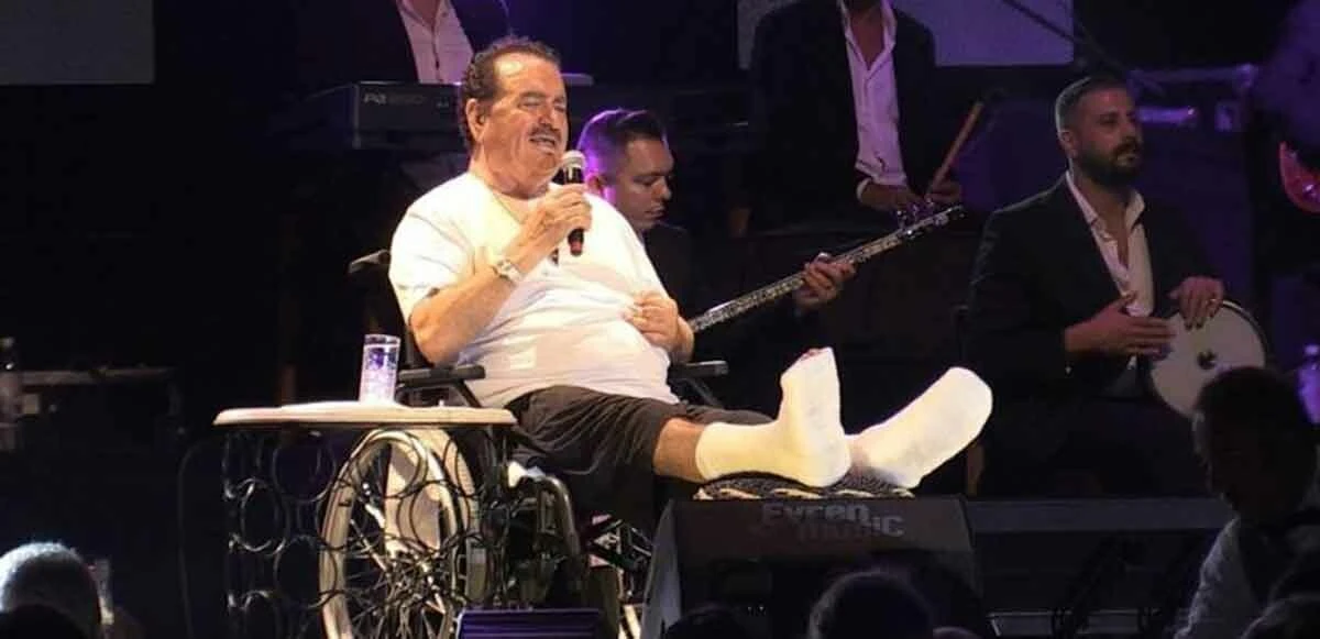 Trafik kazasında ölümden dönen İbrahim Tatlıses tekerlekli sandalye ile sahneye çıktı