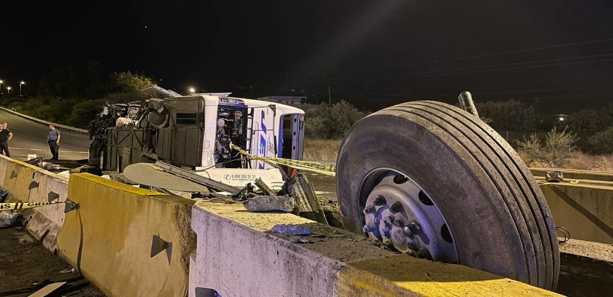 Hatay&#039;da feci kaza! Yolcu otobüsü devrildi: Çok sayıda yaralı var...