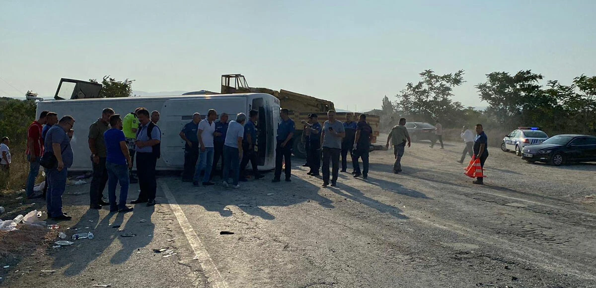 Balıkesir’de midibüs devrildi! 17 kişi yaralandı