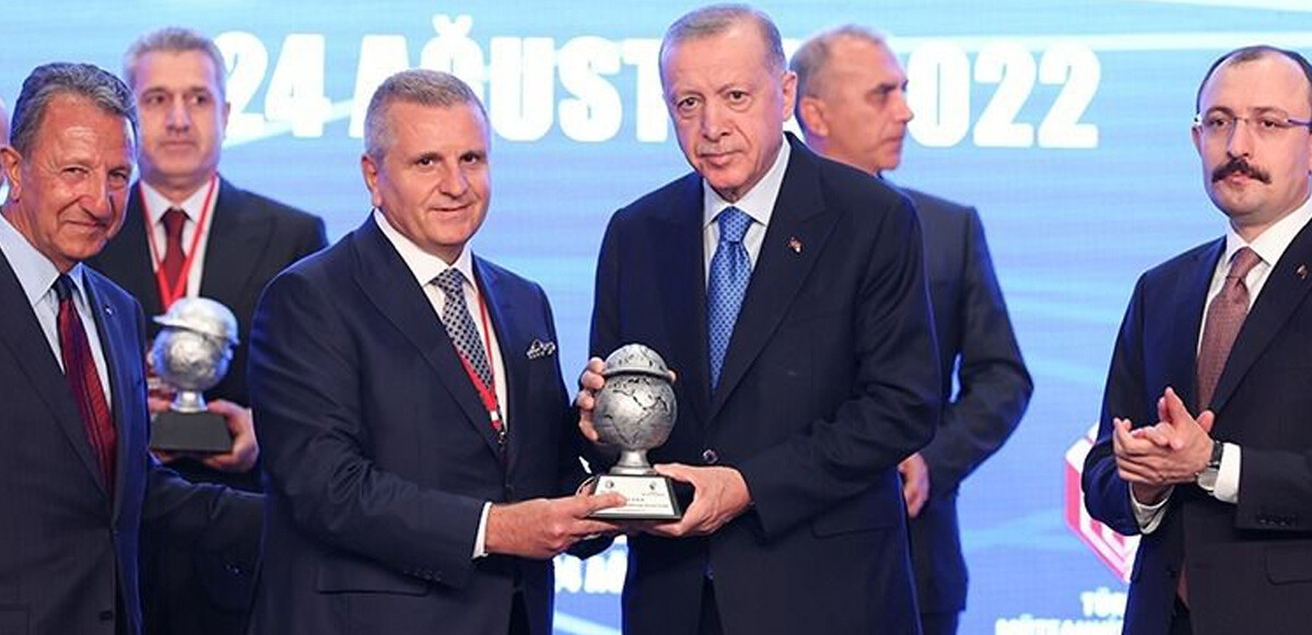 Cumhurbaşkanı Erdoğan Halil Bağıban’a ödülünü bizzat verdi