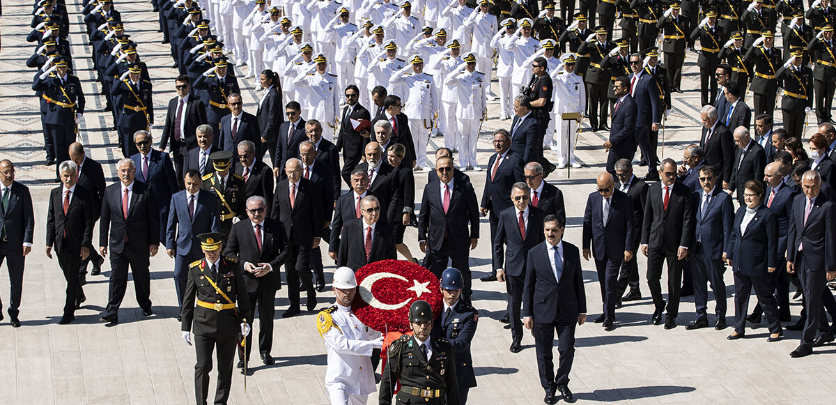 Devlet erkanı Anıtkabir&#039;de: Erdoğan Anıtkabir Özel Defteri&#039;ni imzaladı