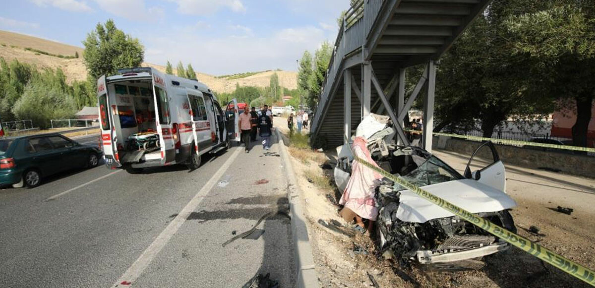 Otomobil üst geçidin ayağına çarpıp takla attı! Feci kazada anne oğul can verdi