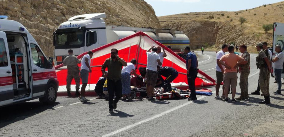 Korkunç olay! 2 yamaç paraşütçüsü otobanın ortasına çakıldı