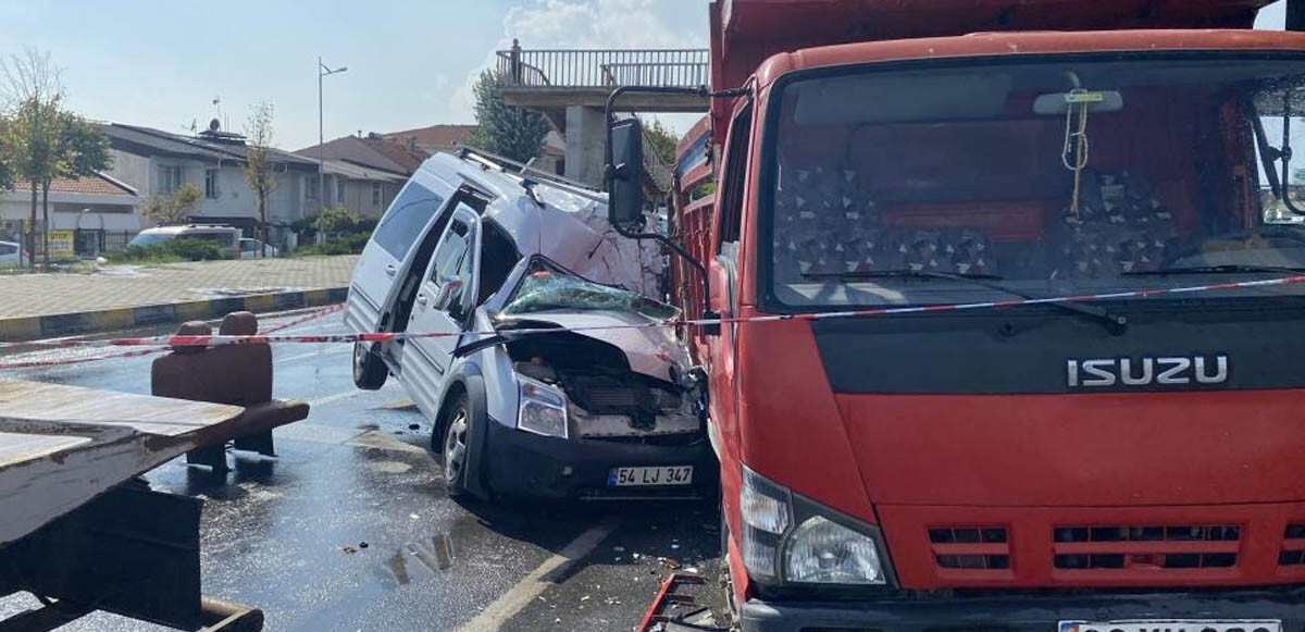 Kamyonete ok gibi saplandı! İstanbul&#039;daki feci kazada 1 kişi hayatını kaybetti