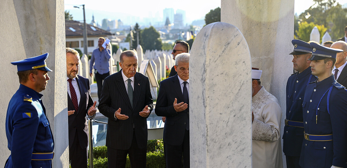 Cumhurbaşkanı Erdoğan&#039;dan Aliya İzzetbegoviç’in kabrine ziyaret