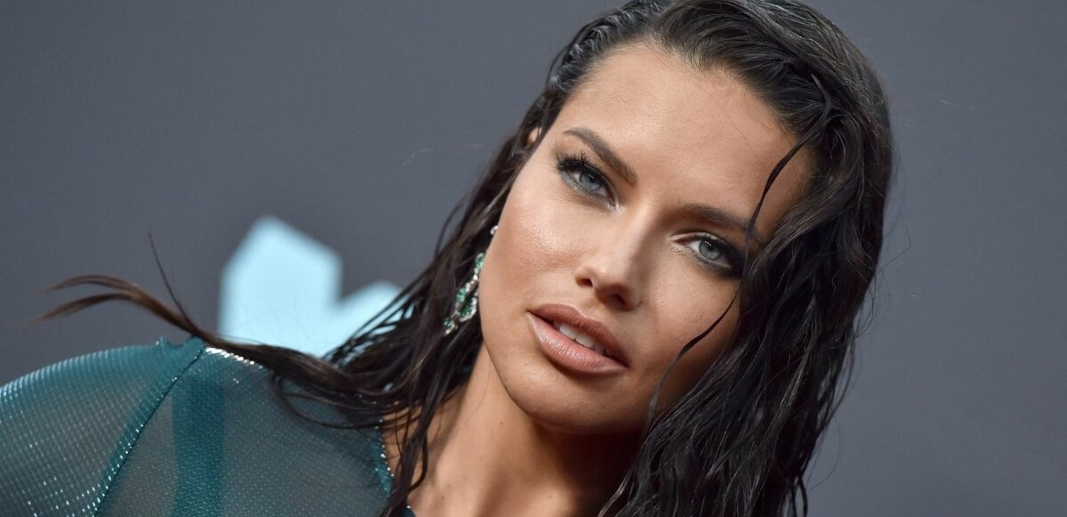 Adriana Lima 3. kez anne oldu: Bebeğinin ilginç bir fotoğrafını paylaştı