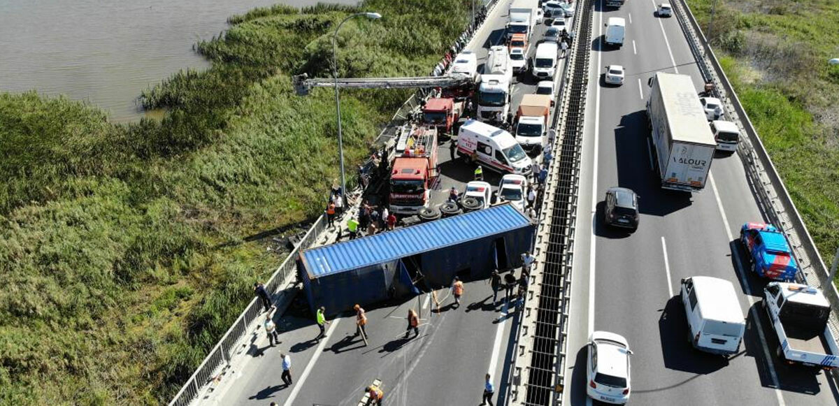 Son dakika! TEM&#039;de feci kaza! Tır devrildi: Şoför kupayla birlikte viyadükten uçtu, dorse yolda kaldı