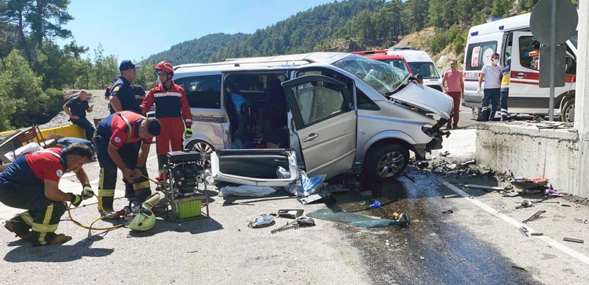 Minibüs beton bariyerlere çarptı: Ölü ve yaralılar var