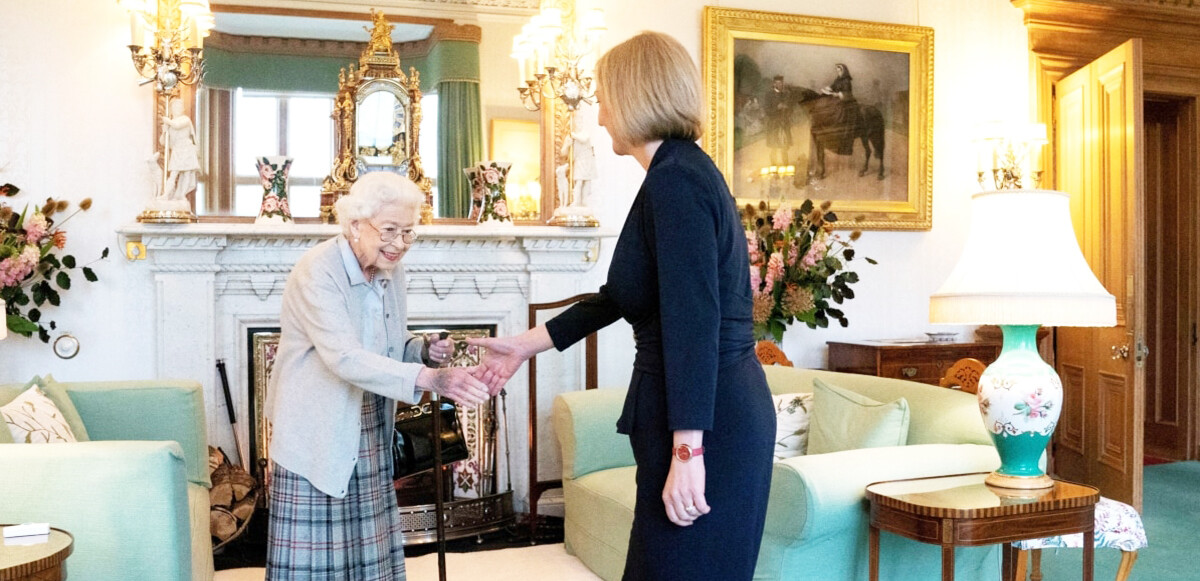 Yeni Başbakanı Liz Truss ile birlikte poz verdiği sıradaki görüntüsü tarihe geçen son fotoğrafı oldu.