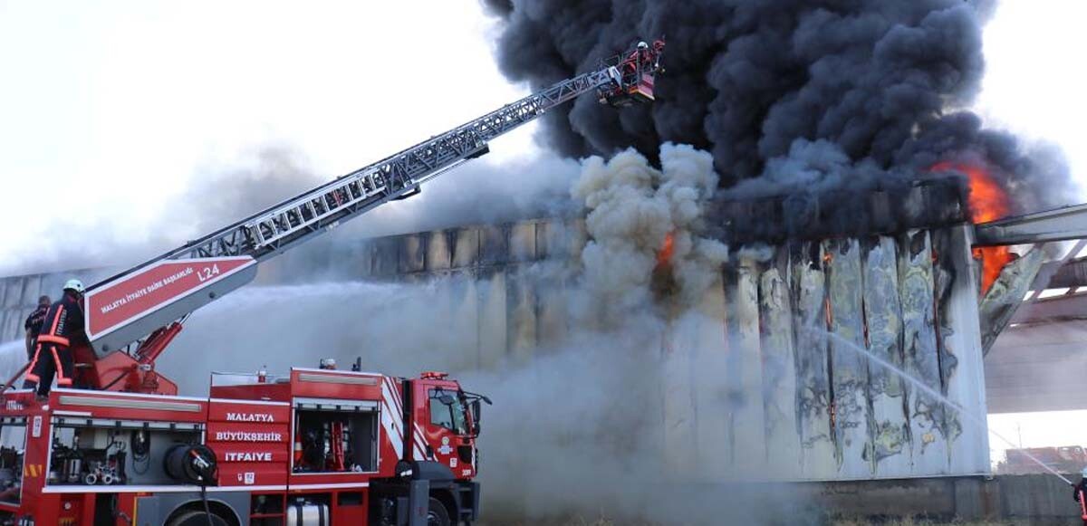 Fabrika alevlere teslim oldu: Bir kıvılcım ile  küle döndü