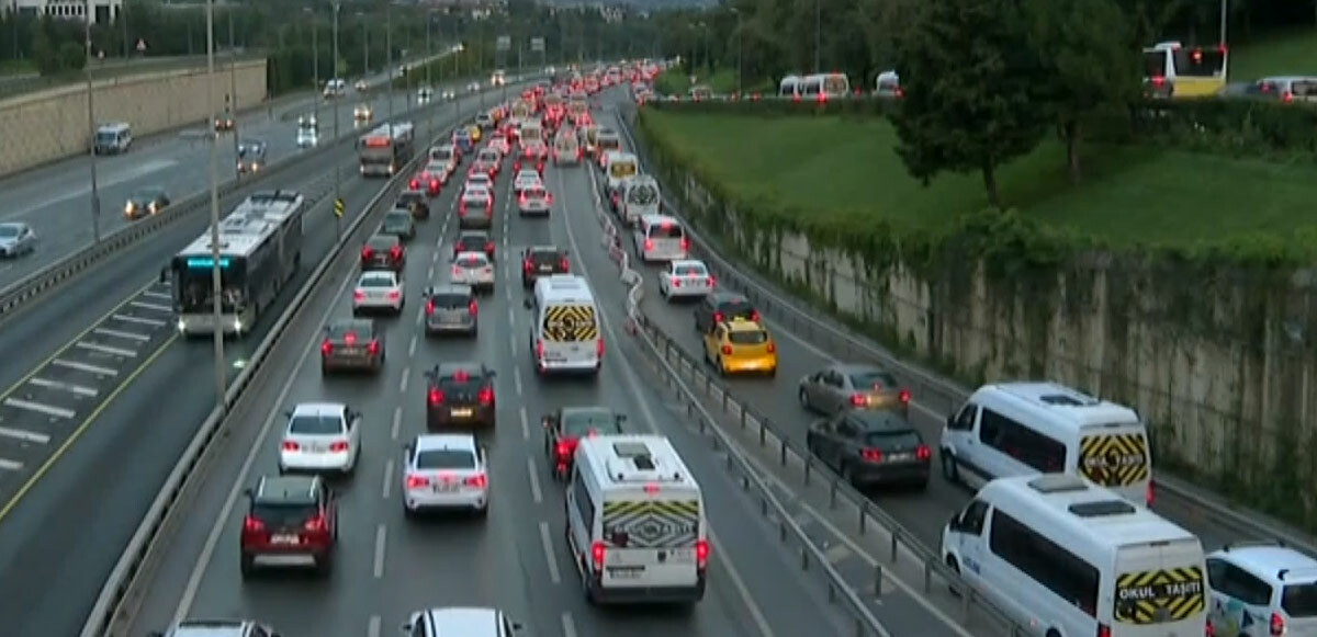 Okullar açıldı, İstanbul’da trafik yoğunluğu başladı