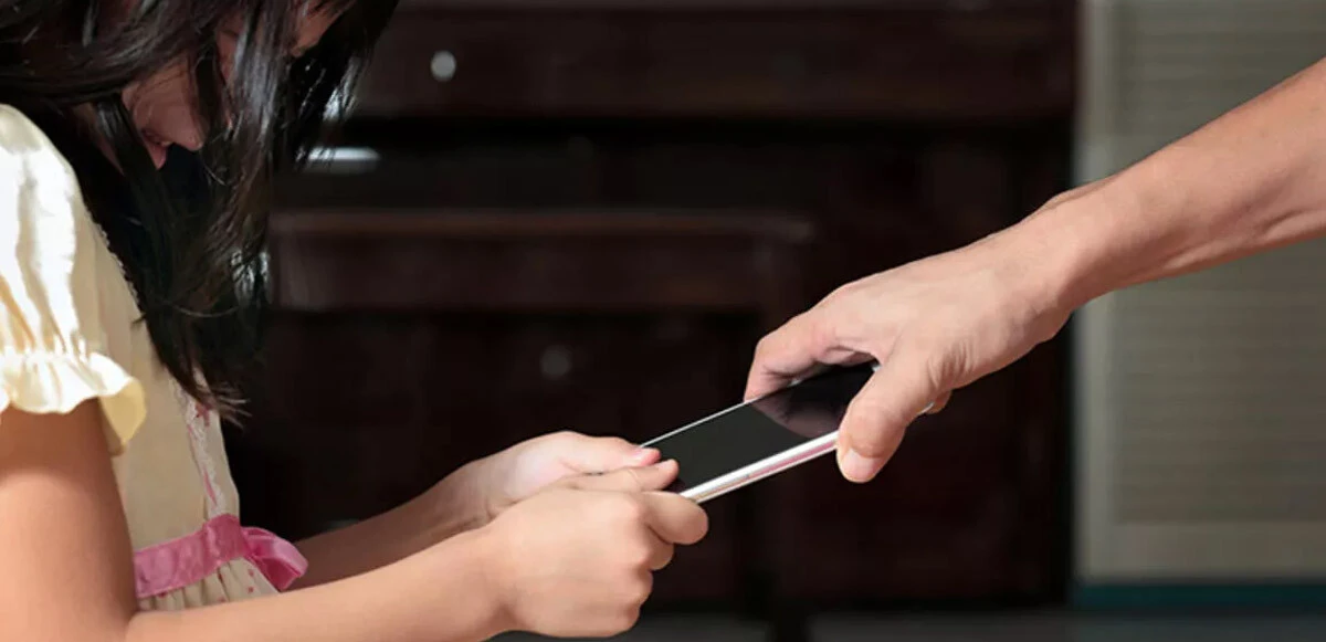 Çocuklar için zararlı mı, yararlı mı? Akıllı telefon kaç yaşında alınmalı? İşte detaylar...