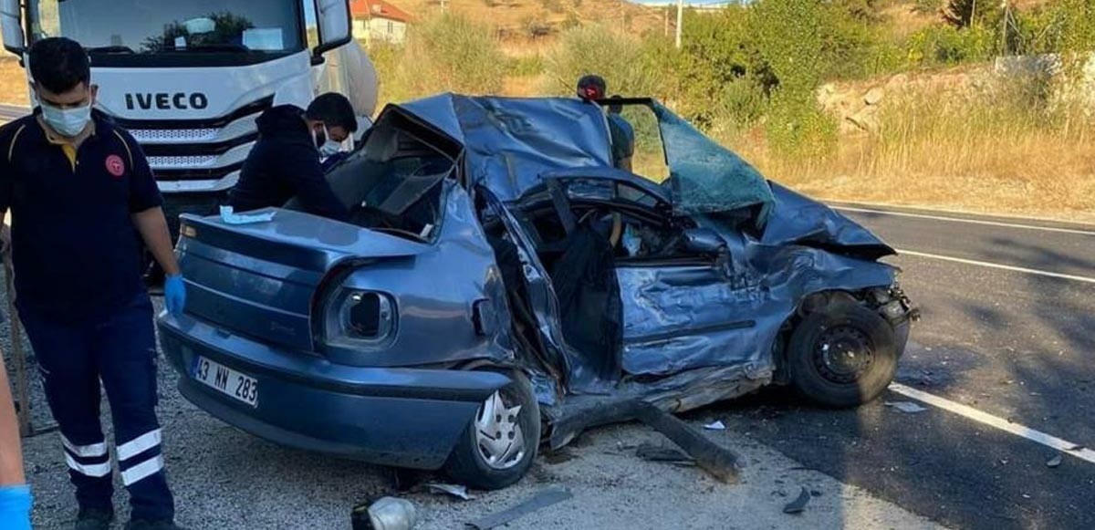 Antalya&#039;da tır ile otomobil çarpıştı: Ölü ve yaralılar var