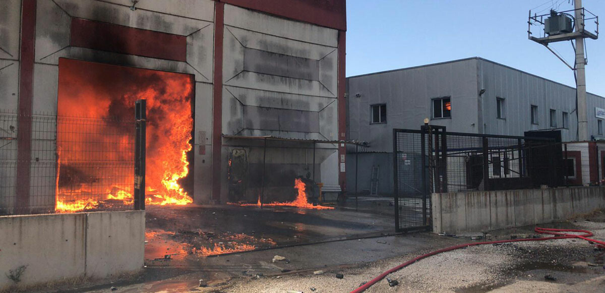 Son dakika! İzmir&#039;de kozmetik fabrikası alevlere teslim oldu: Ekiplerin müdahalesi sürüyor