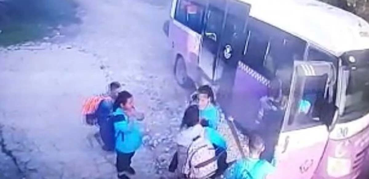 Öğrenciler ölümden döndü! Servis biranda alev aldı, panik anları kameraya yansıdı