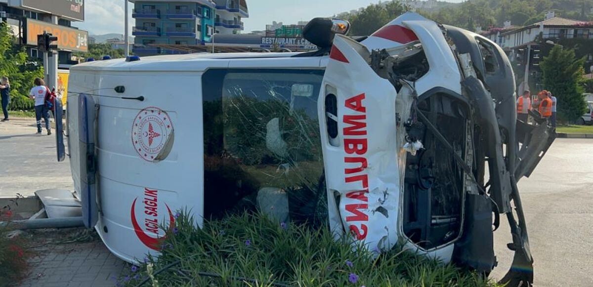 Hasta taşıyan ambulans kamyonetle çarpıştı: 8 yaralıı