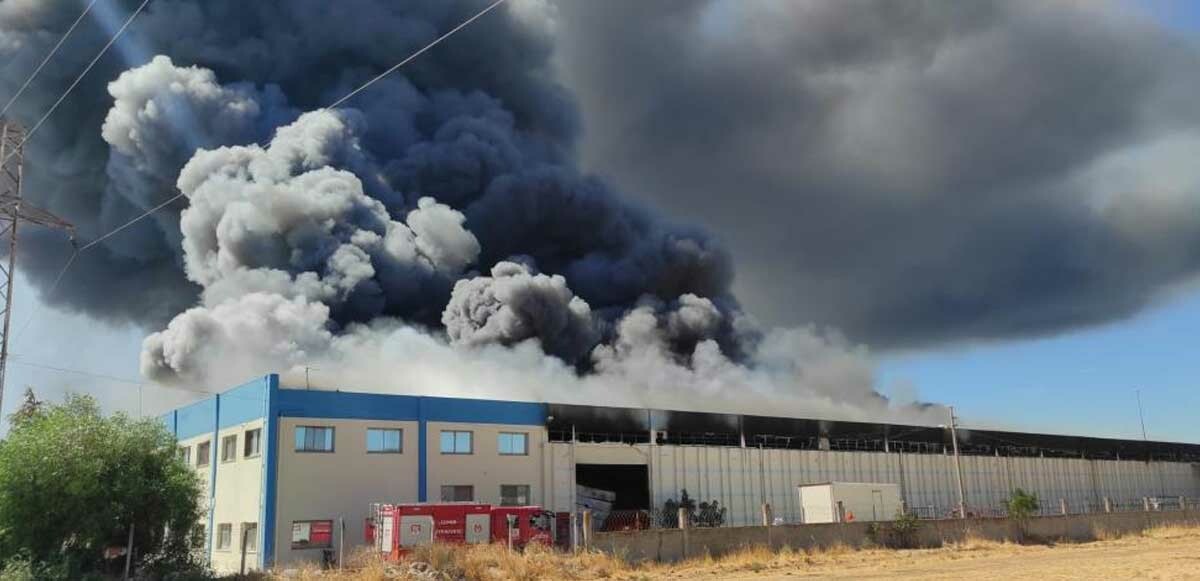 Son dakika! İzmir'de fabrika yangını: 30 bin metrekarelik alan küle döndü