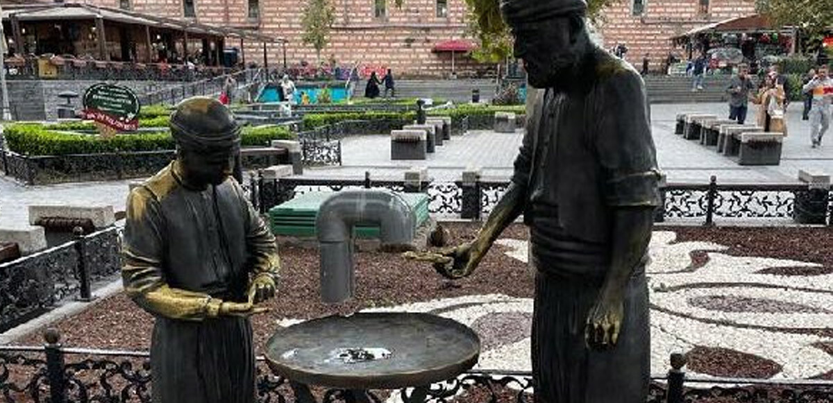 En sonunda bunu da yaptılar! Eminönü&#039;nde simitçi heykelindeki simitleri çaldılar