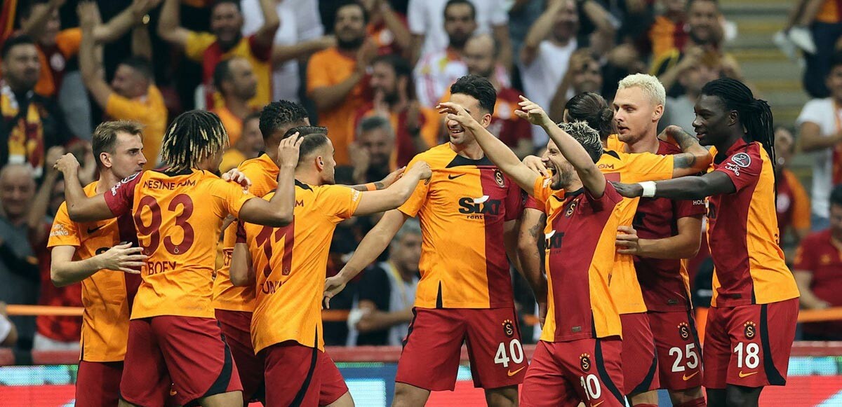 Galatasaray&#039;da 2 futbolcunun maaşına zam! Okan Buruk istedi, yönetim onay verdi