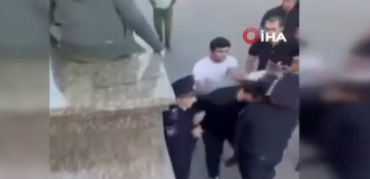 Rusya’da kısmi seferberlik karşıtı protestolar sürüyor! Gösterici kendisine tokat atan polise kafa attı