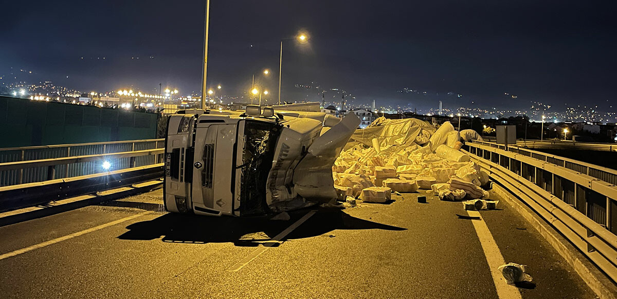 Kuzey Marmara Otoyolu’nda tekstil malzemesi yüklü TIR devrildi!