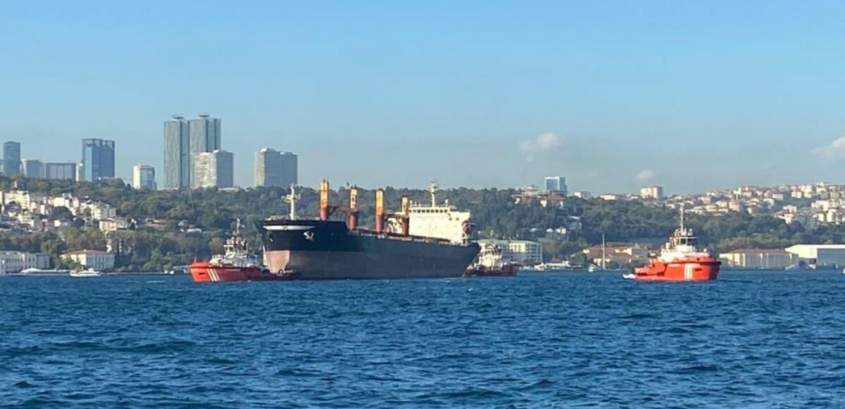 Son dakika! İstanbul Boğazı&#039;nda hareketli saatler! Dümeni kilitlenen gemi Boğaz trafiğini durdurdu