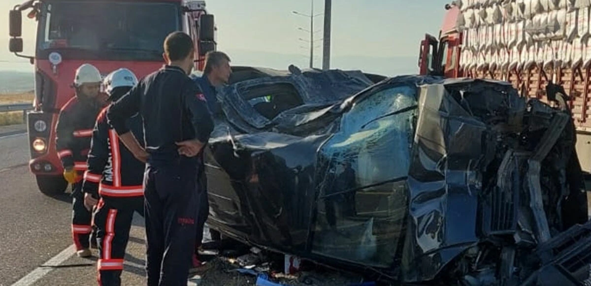 Malatya'da kontrolden çıkan araç kamyonla çarpıştı: 2 kişi öldü