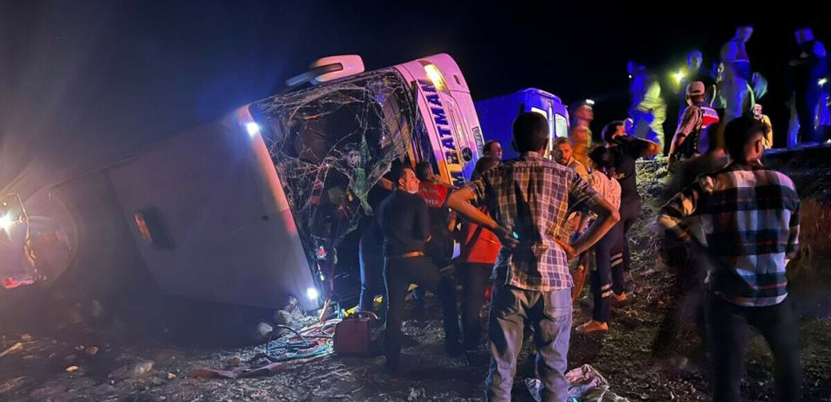 Şanlıurfa&#039;da otobüs devrildi: Çok sayıda yaralı var