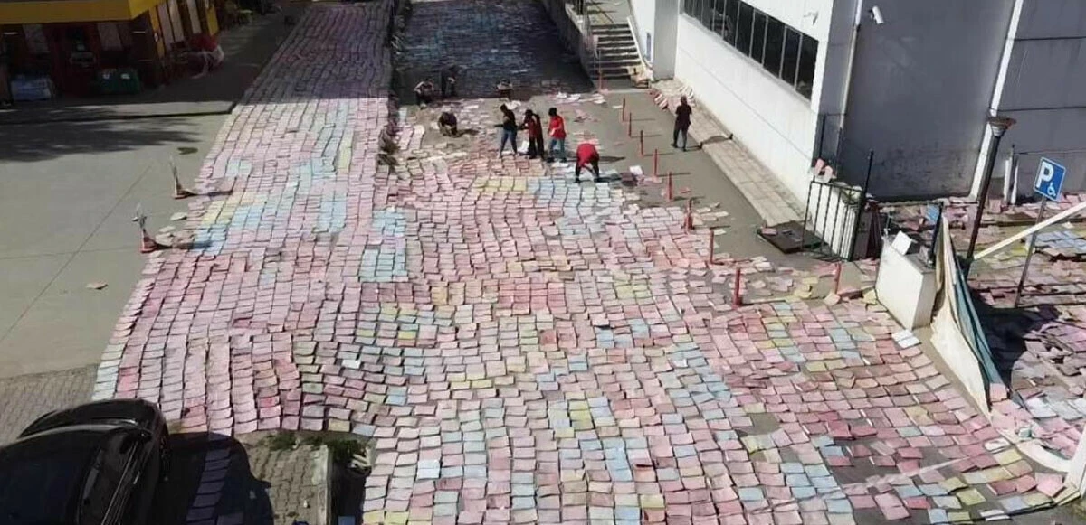 SGK’yı sel vurdu! Resmi evraklar tek tek yere serildi, güneşte kurutuluyor