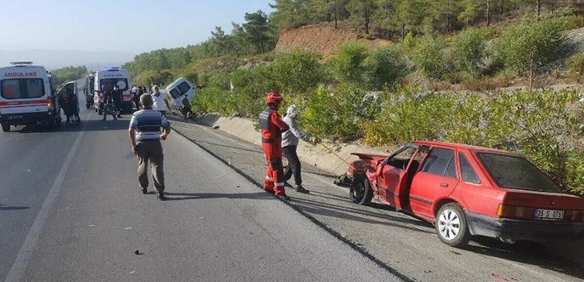 Muğla&#039;da tur otobüsü ile otomobil çarpıştı: Biri ağır 10 yaralı