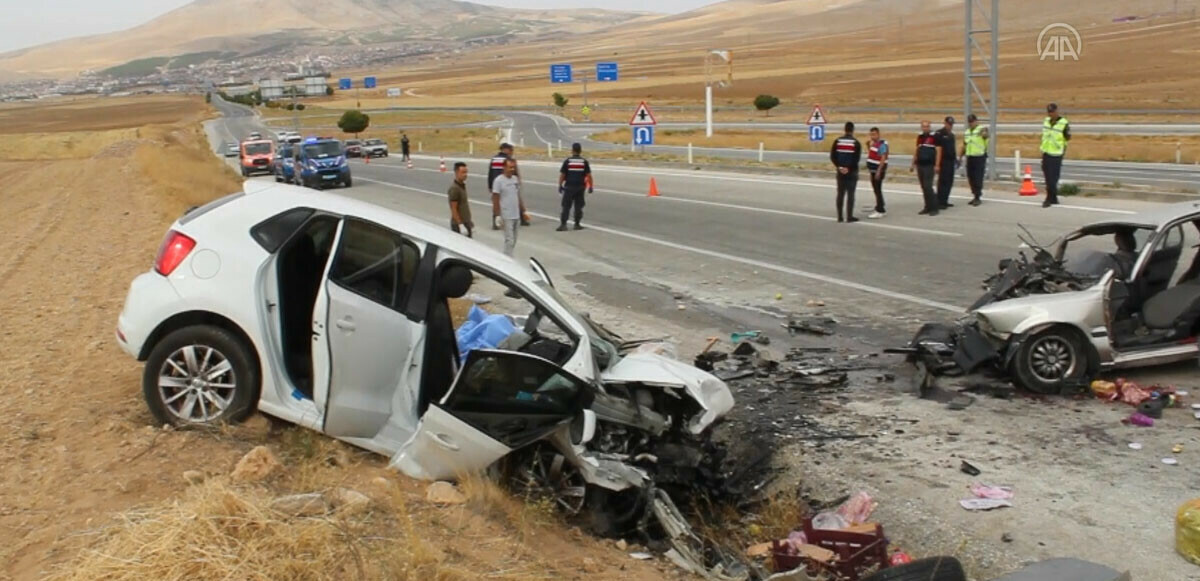 Konya&#039;nın Yunak ilçesinde iki otomobil çarpıştı! Ölü ve yaralılar var