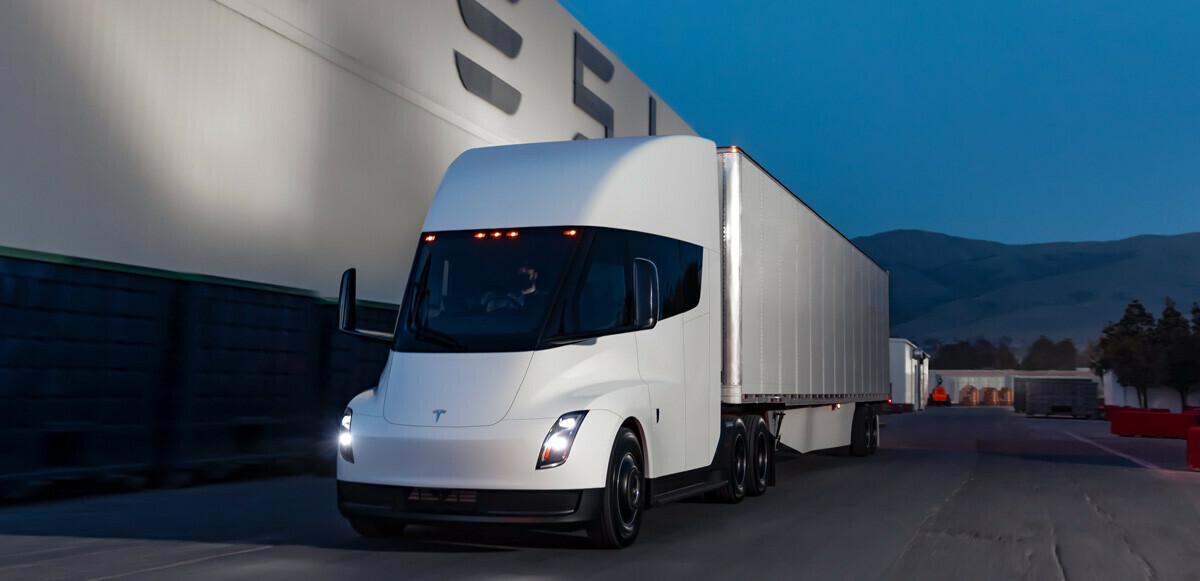 Elon Musk müjdeyi verdi: Elektrikli kamyon Tesla Semi, üretime başladı